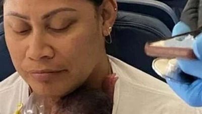 لم تعرف أنها حامل.. امرأة تدخل في مخاض الولادة على متن الطائرة