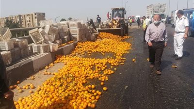 انقلاب سيارة محملة بالفاكهة على الطريق الزراعي بالقليوبية