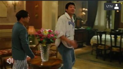 محمد هنيدي يراجع ذكرياته بمشهد له من فيلم 