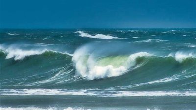 بسبب ارتفاع أمواج البحر ونشاط الرياح.. شواطئ الإسكندرية ترفع الرايات الحمراء