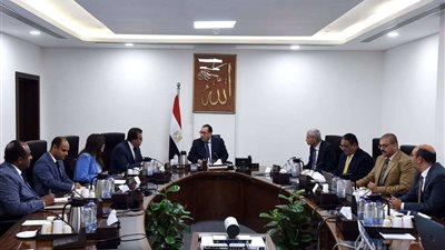 رئيس الوزراء يراجع عددًا من الملفات المرتبطة بالمنظومة الصحية