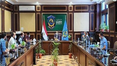 رئيس جامعة دمنهور يؤكد على ضرورة التوعية بالإجراءات الوقائية
