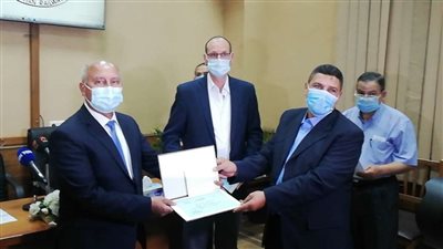 وزير النقل يكرم قائد قطار النوم ومساعده رقم 82.. صور