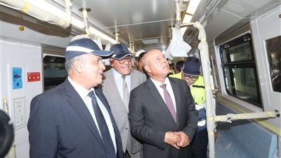 وزير النقل يتفقد مصنع مهمات السكك الحديدية 