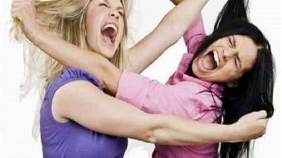 القبض على طالبتين بتهمة التشاجر بالأسلحة البيضاء داخل مدرسة بالمعادي