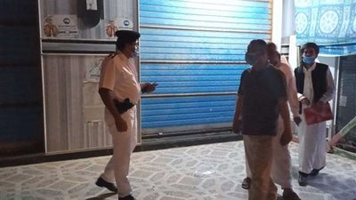 بالصور .. تشميع محال تجارية لمخالفتهم قرارات رئيس الوزراء بالغلق الساعة 9 بمطروح
