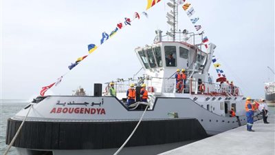 وزير النقل يشهد رفع العلم على القاطرة الجديدة