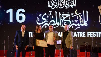 الكاتب محمد عبد الرحمن بعد حصوله على جائزة المقال النقدي: عرض 