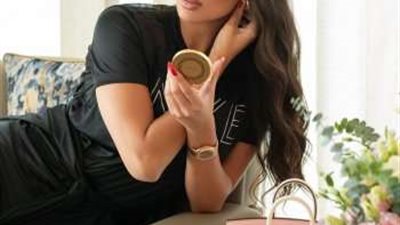 ياسمين صبري تتحدى الجمال بالمرآة واللون الأسود