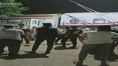 شاهد.. فيديو يرصد لحظة خروج عربة قطار عن القضبان بالعياط