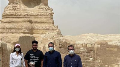 في حضور وزير السياحة ووفد التنسيقية.. السيدة الأمريكية تحقق حلمها بزيارة الأهرامات