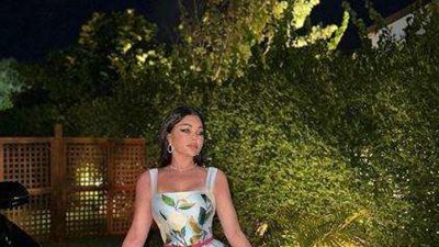 الفنانة هيفاء وهبي تشارك جمهورها بإطلالة هادئة جذابة