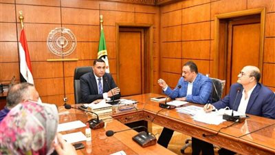 محافظ الدقهلية يعقد إجتماع موسع بشأن مشروع القطار الكهربائي لنقل البضائع والركاب