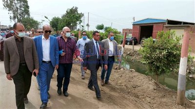 اللواء هشام آمنة يتفقد تجربة محافظة البحيرة للتخلص من نواتج تطهير المجاري المائية ومواجهة ظاهرة إلقاء القمامة بها