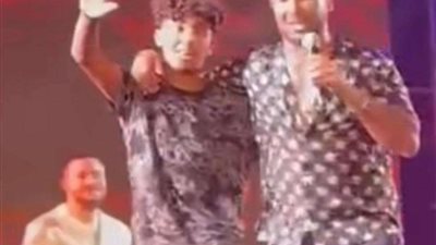 أحمد سعد ونجله يرقصان على المسرح في حفله بـ بورسعيد