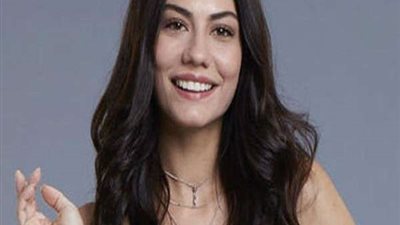 من حفل زفافها.. ديميت أوزديمير تشارك كواليس مسلسل منزلي