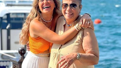 دايمًا ماسكة في إيدي.. منة فضالي تنشر صورها مع والدتها من تركيا