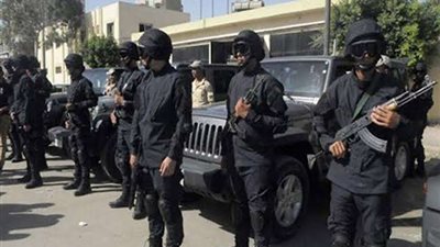 عامل يتخلص من أسرته بالرصاص في الوراق