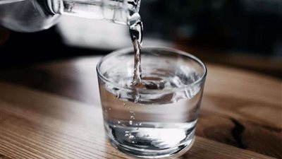 استشاري طب أطفال يوضح احتياجات جسم الطفل من شرب المياه يوميًا.. فيديو