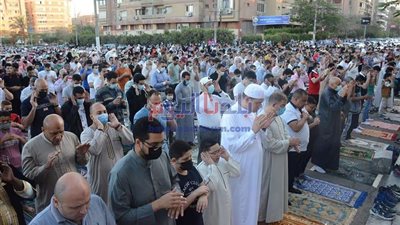 المواطنون يؤدون صلاة عيد الفطر بمسجد أبو بكر الصديق بشيراتون.. صور