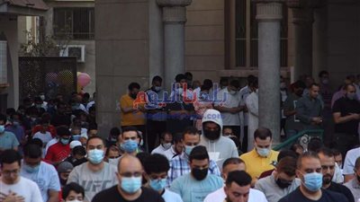 المواطنون يؤدون صلاة عيد الفطر بمسجد فاطمة الزهراء بمدينة نصر.. صور