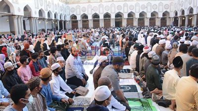 المواطنون يؤدون صلاة عيد الفطر بمسجد الأزهر الشريف.. صور