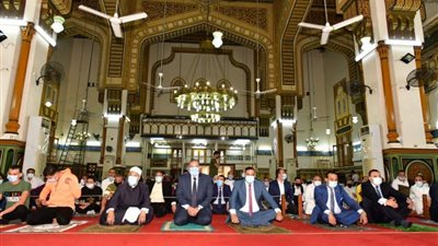 محافظ الدقهلية يؤدي صلاة عيد الفطر المبارك بمسجد النصر بالمنصورة