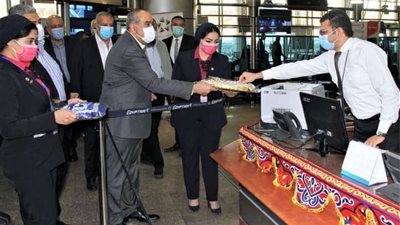 وزير الطيران المدني يتفقد مطار القاهرة ويهنئ المسافرين والعاملين بعيد الفطر المبارك