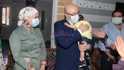 محافظ بني سويف يداعب الأطفال الأيتام ويوزع عليهم 