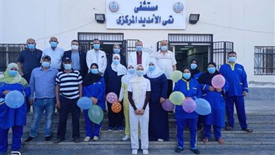 وكيل وزارة الصحة بالدقهلية يهنئ الأطباء والتمريض بمستشفى العزل