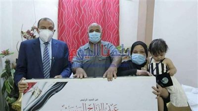 رئيس جامعة بني سويف يسلم هدية 