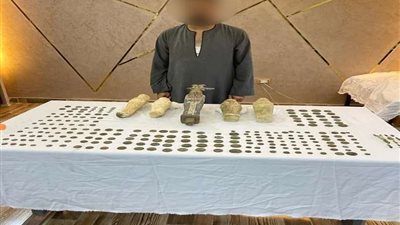 بعد حيازته لـ 256 قطعة بقصد البيع.. قرار جديد من النيابة ضد تاجر الآثار بالمنيا