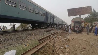 قطار يدهس أم وأطفالها بمركز 