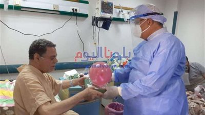 مصابى كرونا يحتفلون بعيد الفطر مع العاملين بمستشفى كفر الزيات