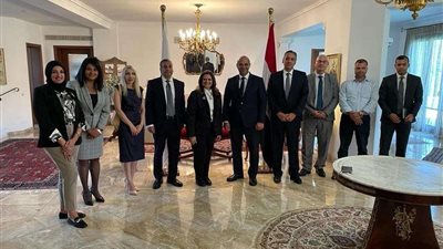 وزيرة الهجرة تعقد اجتماعًا مع وزير القوي العاملة بقبرص