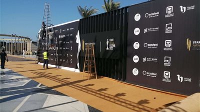 مهرجان الدراما بالعلمين الجديدة.. استعدادات استقبال نجوم الفن بالسجادة الذهبية