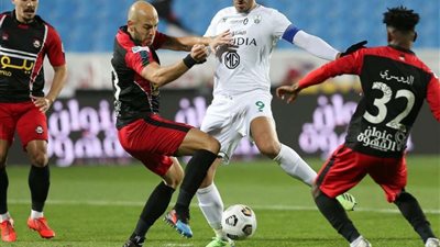 التعادل السلبي يسيطر على الشوط الأول بين الأهلي والأخدود بالدوري السعودي