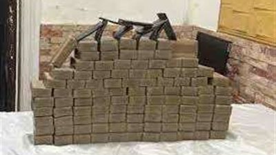 الداخلية تضبط عنصر إجرامي بحوزته 530 طربة حشيش داخل سيارة بالجيزة