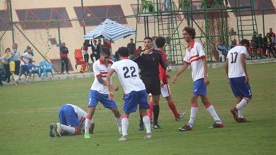 شيكابالا يؤازر لاعبي الزمالك أمام الأهلي في دوري الجمهورية 2003.. صور