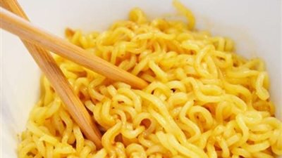 إصابة طفل بالتسمم عقب تناول شعرية سريعة التحضير