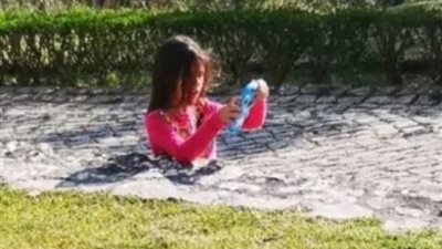 صورة حيرت الملايين.. فتاة بنصف جسد فهل يمكنك إيجاد الجزء الآخر؟