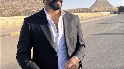 الممثل التركي بوراك أوزجيفيت يروج للسياحة المصرية من الأهرامات