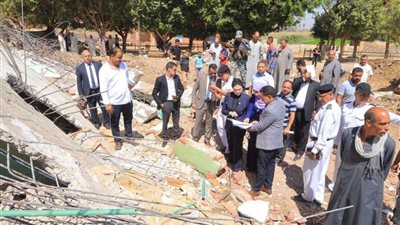 النيابة الإدارية تعاين عقار أخميم المنهار بسوهاج