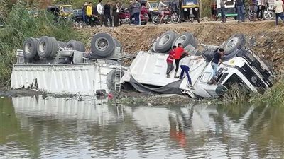 قوات الإنقاذ تنتشل سيارة نقل محملة بـ30 طن كبريت زراعي من ترعة بالغربية