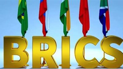 خبير اقتصادي يجيب لـ«بلدنا اليوم» لماذا لا يستطيع البريكس كسر هيمنة الدولار؟
