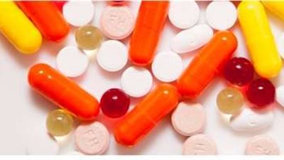 أستاذ بطب عين شمس يوضح خطورة المضادات الحيوية.. فيديو