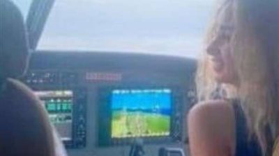 مش ممنوع تقعد جنب الطيار..  هنا الزاهد تعلق على صورتها داخل كابينة طائرة