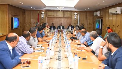 محافظ قنا يجتمع بالهيئة العامة للمنطقة الاقتصادية لوضع أسس التعاون المشترك