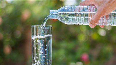 خطورة الإفراط في تناول المياه المعدنية بكميات كبيرة