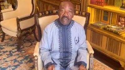 بملامح وصوت مرهق.. الرئيس الجابوني للمجتمع الدولي:  أتوسل إليكم أنقذوني